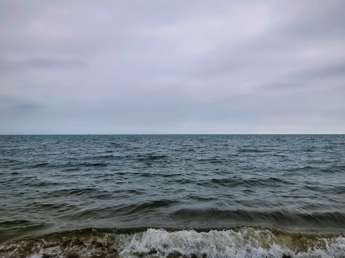 BlueBirdy_233's tweet photo. 阴天在海边听着海浪听交响死好舒服了 https://t.co/RdkNjIznHr