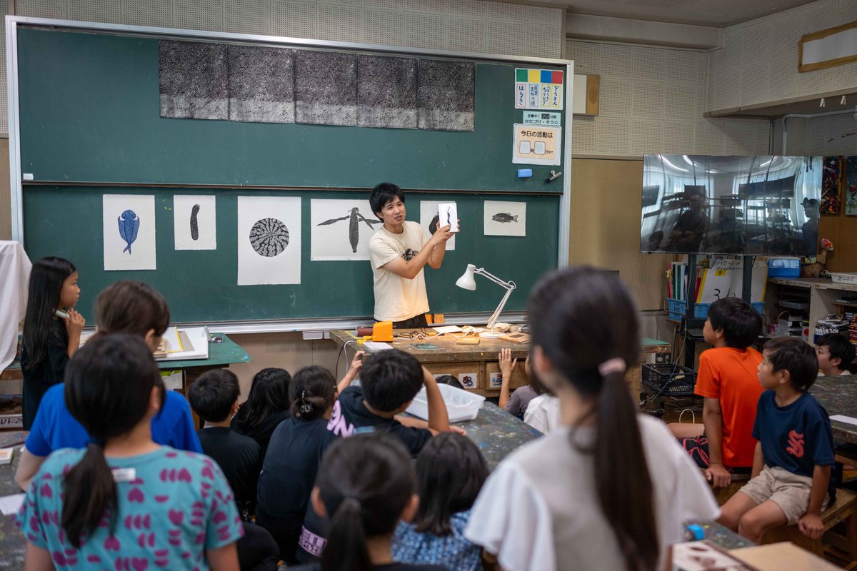 ackt186's tweet photo. 8/19 , 8/20の2日間、Kunitachi Art Center 2025関連ワークショップ『版画と本でお店をつくろう』 を開催しました。
版画作家の田中彰さんを講師に、小学3年生〜中学3年生の参加者が、自分の選んだ本からイメージしたブックカバーを制作！
詳細なレポートはまた後日発信します。
#ackt #アクト #国立市 https://t.co/nAbCl7PdTX