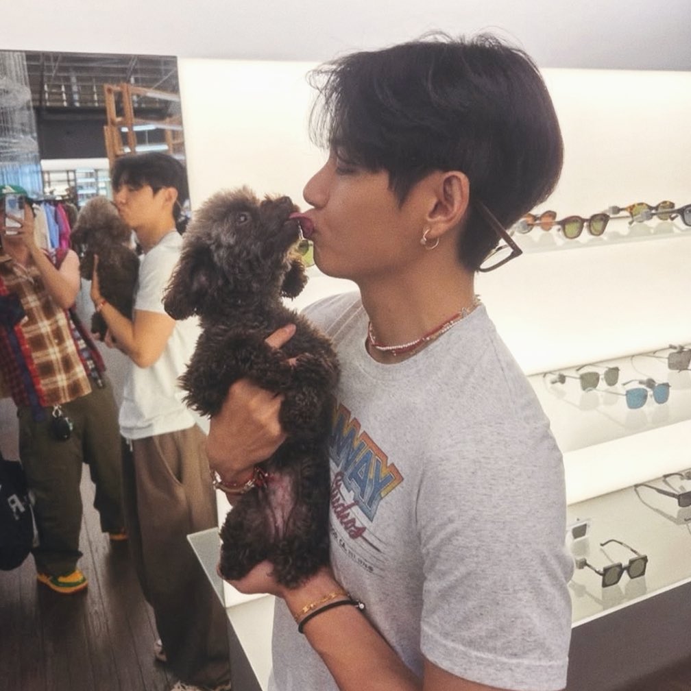 detailsofkth's tweet photo. boyfriend https://t.co/mkeaDutPpL