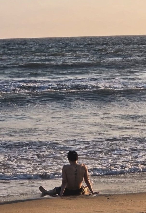 siren jimin resting on the sea shore 🧜🏻‍♀️