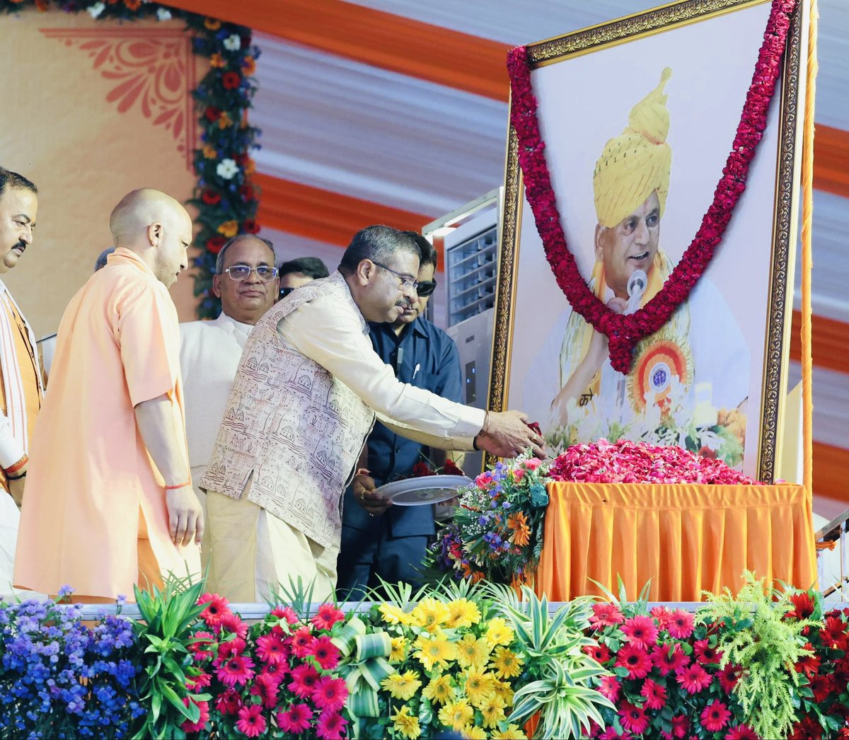 dpradhanbjp's tweet photo. आज अलीगढ़, उत्तर प्रदेश में 'पद्म विभूषण' राम भक्त श्रद्धेय कल्याण सिंह 'बाबूजी' की चतुर्थ पुण्यतिथि पर आयोजित तृतीय 'हिन्दू गौरव दिवस' कार्यक्रम में सम्मिलित होकर उन्हें श्रद्धा-सुमन अर्पित करने का सौभाग्य प्राप्त हुआ।

कार्यक्रम में उत्तर प्रदेश के यशस्वी मुख्यमंत्री माननीय श्री @myogiadityanath जी, पूर्व राज्यपाल आदरणीय श्री @KalrajMishra जी, पार्टी की वरिष्ठ नेत्री आदरणीया दीदी सुश्री @umasribharti जी, उपमुख्यमंत्री श्री @kpmaurya1 जी एवं श्री @brajeshpathakup जी, प्रदेश अध्यक्ष श्री @Bhupendraupbjp जी, केंद्रीय मंत्रिमंडल में साथी श्री @JitinPrasada जी, पूर्व सांसद श्री@RajveersinghUP जी, प्रदेश के बेसिक शिक्षा मंत्री श्री @thisissanjubjp जी सहित अनेक माननीय गणमान्यजन उपस्थित रहे।

श्रद्धेय ‘बाबूजी’ का सम्पूर्ण जीवन राममय रहा। प्रभु श्रीराम के भव्य मंदिर निर्माण हेतु उन्होंने अपनी सत्ता का क्षण भर में त्याग कर दिया। वे केवल एक राजनेता नहीं थे, बल्कि एक युगदृष्टा और एक जीवंत अनुष्ठान थे।