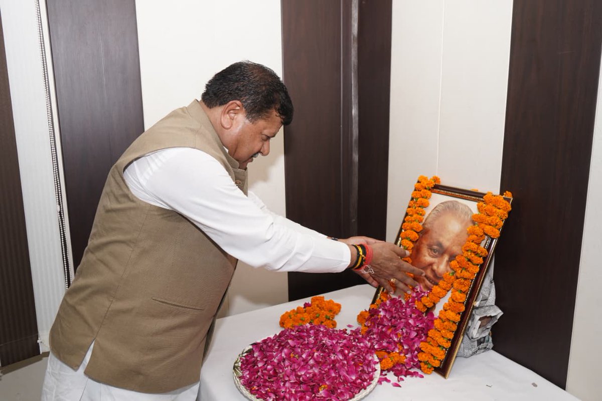Rakesh Rathour 'Guru' (मोदी का परिवार) (@rakeshguru916) on Twitter photo #सीतापुर
आज खैराबाद नगर पालिका परिषद में प्रखर राष्ट्रवाद व सुशासन के प्रतीक, पद्म विभूषण श्रद्धेय "बाबूजी" कल्याण सिंह जी की पुण्यतिथि के अवसर उनके चित्र पर पुष्पांजलि अर्पित कर नमन किया।
<a href="/myogiadityanath/">Yogi Adityanath</a> <a href="/BJP4India/">BJP</a> <a href="/kpmaurya1/">Keshav Prasad Maurya</a> <a href="/brajeshpathakup/">Brajesh Pathak</a> #सीतापुर
आज खैराबाद नगर पालिका परिषद में प्रखर राष्ट्रवाद व सुशासन के प्रतीक, पद्म विभूषण श्रद्धेय "बाबूजी" कल्याण सिंह जी की पुण्यतिथि के अवसर उनके चित्र पर पुष्पांजलि अर्पित कर नमन किया।
<a href="/myogiadityanath/">Yogi Adityanath</a> <a href="/BJP4India/">BJP</a> <a href="/kpmaurya1/">Keshav Prasad Maurya</a> <a href="/brajeshpathakup/">Brajesh Pathak</a>