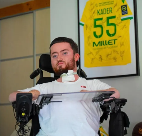 LMPositif's tweet image. 🇫🇷 Yohann Beutier, bientôt 21 ans, s’est lancé un défi hors du commun : suivre le FC Nantes sur tous ses matchs de Ligue 1, à domicile comme à l’extérieur. Il vit sa passion pour les Canaris comme une véritable « raison de vivre », malgré son handicap présent depuis la naissance.…