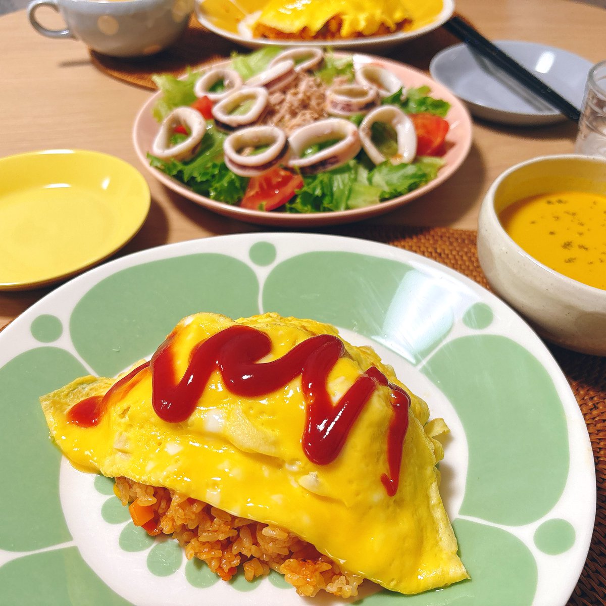 fujiharara's tweet photo. 晩ごはん
・オムライス🐣
・イカとツナのサラダ🥗
・パンプキンスープ🎃

#おうちごはん https://t.co/SC8SLjYeL2