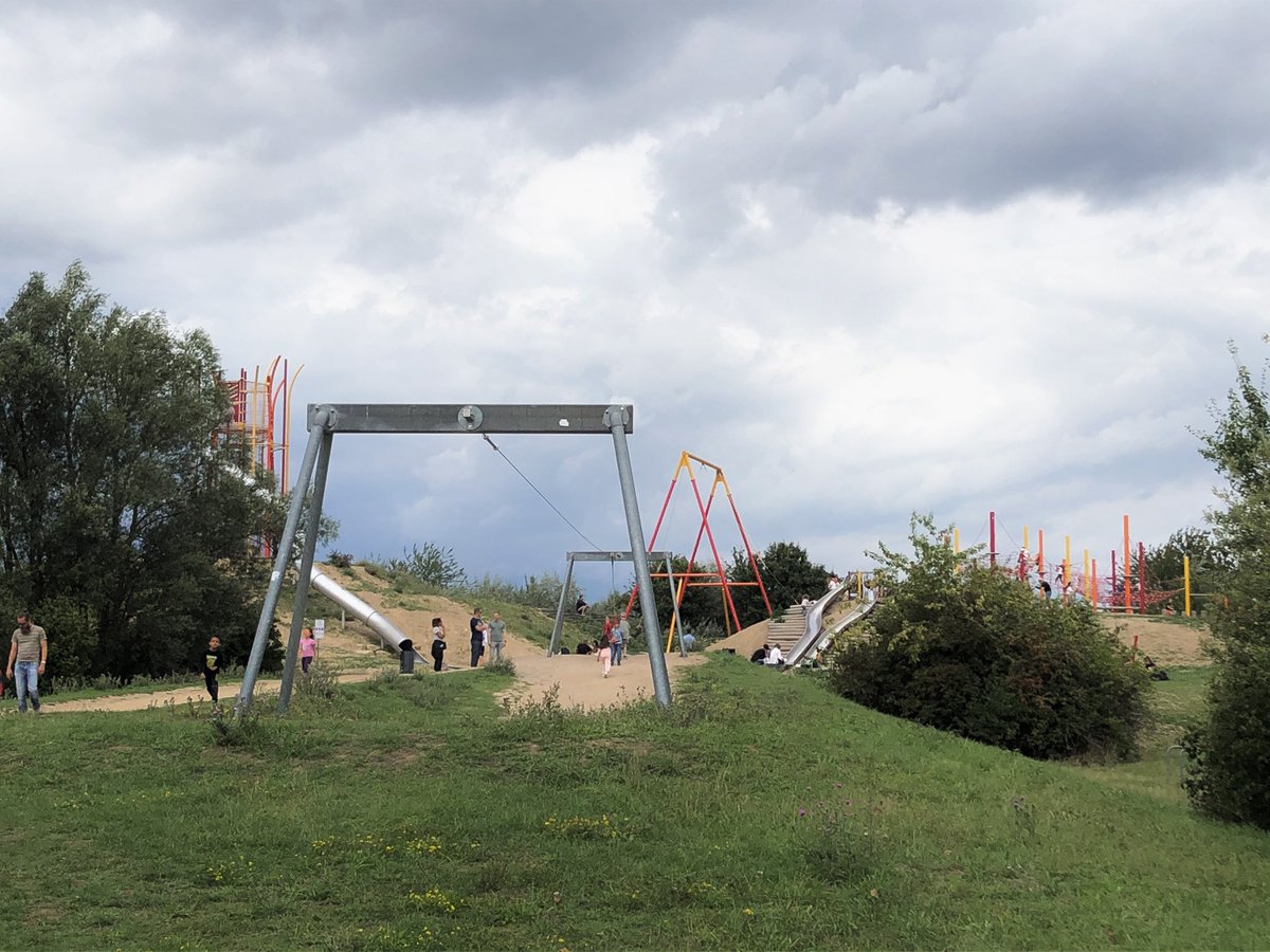 현지인도 잘 안 가는 독일의 시골 마을
어렸을 때 아주 잠깐 살았던 경험이 있어서 흐릿한 기억을 붙들고 한참을 그리워하다 
14년이 지난 올해에야 다시 들릴 기회가 생겼다
많은 게 바뀌었지만 그보다 훨씬 많은 게 그대로라 한참 울다 돌아옴 🥹