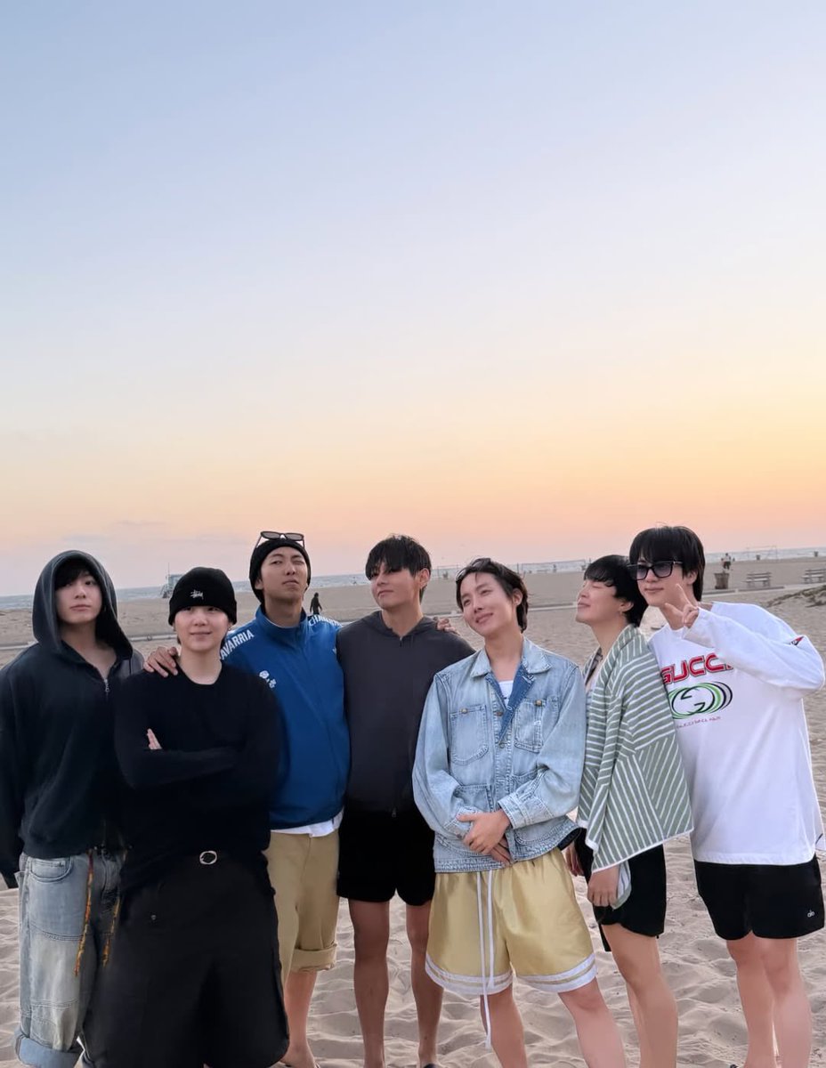 BackTheSoul's tweet photo. 📸 Atualização do #JHOPE no instagram | uarmyhope 

Um carrossel de muito amor que cura ❤️‍🩹🤧

🐿️: BTS!! 

Ele marcou todos os meninos 💜

🎶 Back To The Go – Chance the rapper, VIC MENSA https://t.co/iqK5d0eow6
