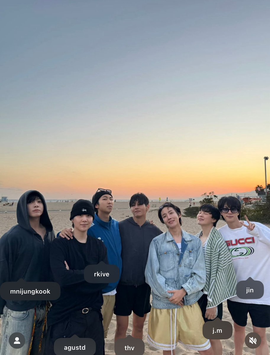 BackTheSoul's tweet photo. 📸 Atualização do #JHOPE no instagram | uarmyhope 

Um carrossel de muito amor que cura ❤️‍🩹🤧

🐿️: BTS!! 

Ele marcou todos os meninos 💜

🎶 Back To The Go – Chance the rapper, VIC MENSA https://t.co/iqK5d0eow6