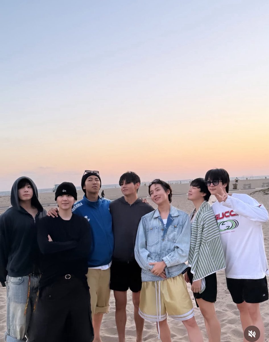 BackTheSoul's tweet photo. 📸 Atualização do #JHOPE no instagram | uarmyhope 

Um carrossel de muito amor que cura ❤️‍🩹🤧

🐿️: BTS!! 

Ele marcou todos os meninos 💜

🎶 Back To The Go – Chance the rapper, VIC MENSA https://t.co/iqK5d0eow6