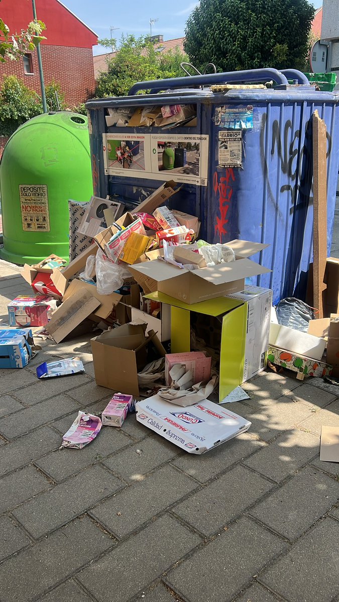 maestrovictorpt's tweet photo. Llevo dos semanas intentando tirar el cartón de casa… he intentado a ir a otros contenedores, pero están igual. Valladolid está abandonada. https://t.co/wtiBYnSKPd