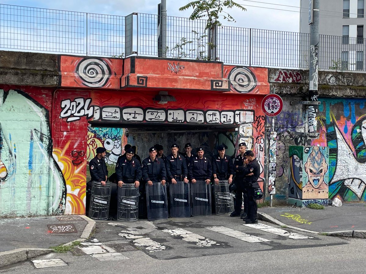 MILinMOV's tweet photo. SGOMBERATO IL LEONCAVALLO

Vergognoso e improvviso sgombero agostano.
300 solidali in presidio ora.
Assemblea questa sera alle 18

#DifendoilLeoncavallo https://t.co/KBYsw2xZ5j