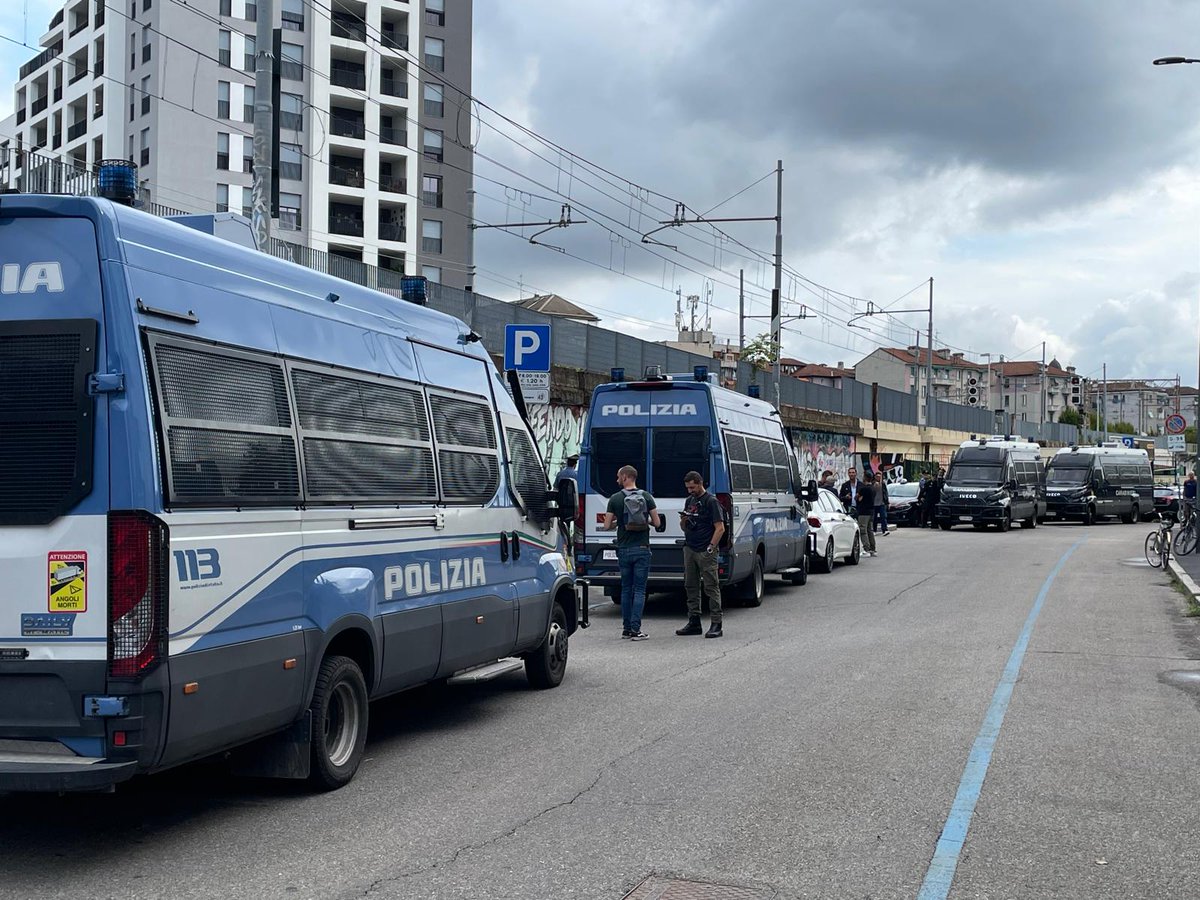 SGOMBERATO IL LEONCAVALLO

Vergognoso e improvviso sgombero agostano.
300 solidali in presidio ora.
Assemblea questa sera alle 18

#DifendoilLeoncavallo