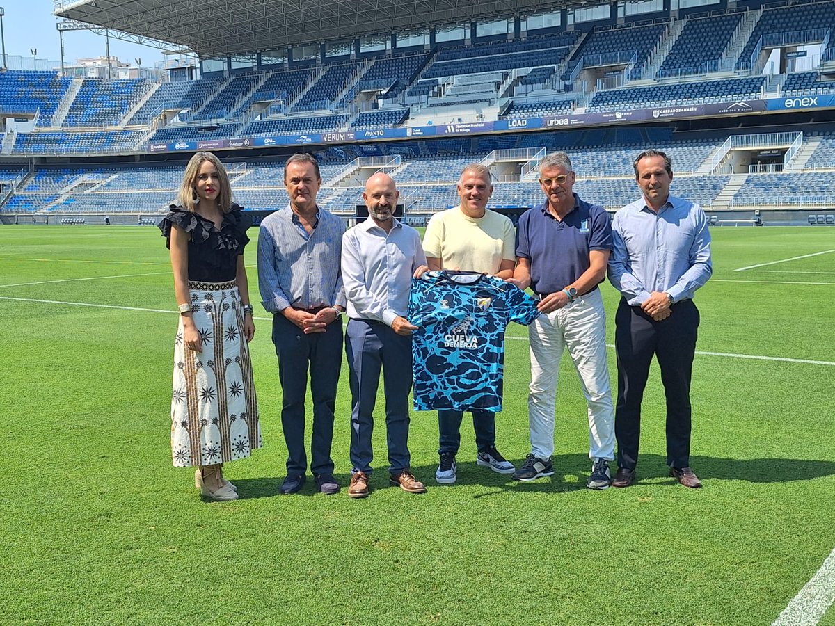 🔊El logotipo de la <a href="/CuevadeNerja/">Cueva de Nerja</a> vuelve a lucir en la camiseta pre-match del <a href="/MalagaCF/">Málaga CF</a> la temporada 2025/26.

⚽️El subdelegado de <a href="/GobiernoMalaga/">Subdelegación del Gobierno en Málaga</a> y presidente de la #Fudnación #CuevadeNerja, <a href="/FJavier_Salas/">Javier Salas</a>, asiste a la presentación del diseño en el Estadio de #LaRosaleda.