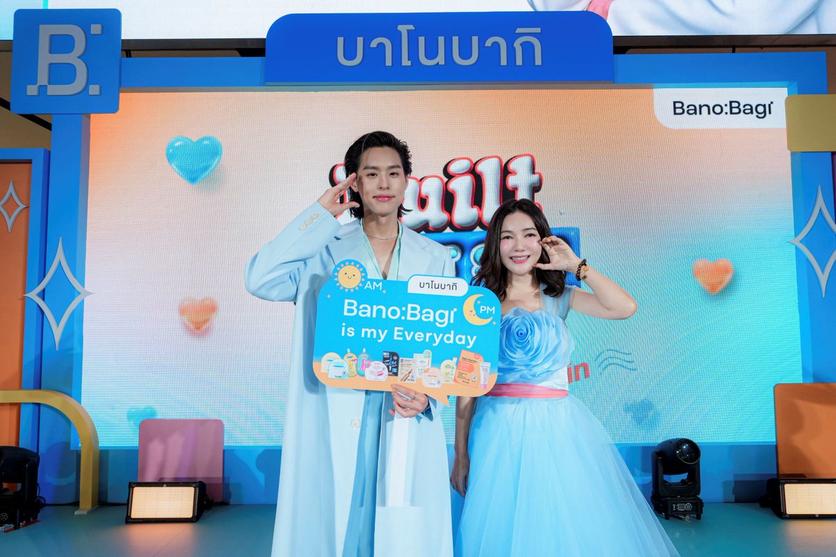 Yloveyouchannel's tweet photo. บาโนบากิ แท็กทีม “บิวกิ้น” พรีเซนเตอร์คนล่าสุด
ชวนทุกเจนเดบิวต์ผิวใส #โกลว์เรีย ในงาน “BANOBAGI Built Bright Skin With B”
BUILT BRIGHT SKIN WITH "B"
#BANOBAGIxBillkin
#Bbillkin #บิวกิ้น
#BuiltBrightSkinWithB
#BanobagiThailand #BANOBAGIisMyEVERYDAY
จัดจึ้งสมชื่อแบรนด์สุดๆ บาโนบากิ (BANOBAGI) มาสก์หน้าและสกินแคร์ที่คิดค้นและพัฒนาสูตรเพื่อผิวคนไทย โดยทีมแพทย์ผู้เชี่ยวชาญจากโรงพยาบาลบาโนบากิ ผู้นำด้านศัลยกรรมและความงามอันดับต้นๆ ของประเทศเกาหลี โดยบริษัท บียอนด์ บิวตี้ เทรด จำกัด (Beyond Beauty Trade) จัดงาน BANOBAGI Built Bright Skin With B เปิดตัวพรีเซนเตอร์สุดฮอตคนล่าสุด บิวกิ้น พุฒิพงศ์ อัสสรัตนกุล หนุ่มหล่อหน้าใสที่ชวนทุกคนมาบิ้วผิวใส #โกลว์เรีย ไปด้วยกันทุกเจน ในคอนเซปต์ BANOBAGI is My EVERYDAY พร้อมเสิร์ฟกิจกรรมสุดเอ็กซ์คลูซีฟที่ทำเอาแฟนๆ ฟินตั้งแต่ต้นจนจบ ณ ลานอีเดน ศูนย์การค้าเซ็นทรัลเวิลด์
บิวกิ้น พุฒิพงศ์ อัสสรัตนกุล พรีเซนเตอร์คนใหม่ของบาโนบากิ กล่าวว่า “ดีใจและเป็นเกียรติมากที่ได้ร่วมเป็นส่วนหนึ่งของครอบครัวบาโนบากิ เพราะจริงๆ ผมเองก็ชอบดูแลผิวอยู่แล้ว และเคยใช้ผลิตภัณฑ์ของบาโนบากิมาก่อน สิ่งที่ชอบมากคือเขาเข้าใจผิวของคนไทยจริงๆ และที่สำคัญใช้ได้ทุกวันแบบไม่ต้องกังวล เวลาเราทำงานหนัก ผิวก็ยังดูสดใส ทำให้ผมมั่นใจขึ้นเยอะ จึงอยากชวนทุกคนมาลองบิ้วผิวใส #โกลว์เรีย ไปด้วยกัน แล้วเพื่อนๆ จะรู้ว่าการดูแลผิวไม่ใช่เรื่องยาก และทำให้เรามีความสุขกับทุกวันมากขึ้น”
ภายในงานเต็มไปด้วยโมเม้นท์สดใสและสนุกสนาน ด้วยการต้อนรับอย่างอบอุ่นจากคุณยศพร สุวรรณวิเชียร กรรมการผู้จัดการ บริษัท บียอนด์ บิวตี้ เทรด จำกัด ก่อนส่งต่อเวทีให้กับทีมแพทย์ผู้เชี่ยวชาญจากเกาหลี ดร.โอ ชางฮยอน และ ดร.บัน แจยัง ที่มาบอกเล่าการเดบิวต์ผิวใสด้วย “Seoulution” สูตรเฉพาะของบาโนบากิที่ปรับสูตรมาเพื่อคนไทยโดยเฉพาะ ตอกย้ำภาพจำ MASK = BANOBAGI ตัวจริงเรื่องมาสก์บำรุงผิวแบบเต็มสิบ
อีกหนึ่งไฮไลต์สุดปังที่ทำเอาใจแฟนคลับบิวกิ้นละลายกันเป็นแถบคือ การเดบิวต์เปิดตัวพรีเซนเตอร์คนล่าสุด บิวกิ้น ที่ออร่าความหล่อและความหน้าใสพุ่งกระแทกตากันแบบเต็มๆ ซึ่งไม่เพียงร่วมแชร์ทริคดูแลผิวสไตล์คนรุ่นใหม่ที่เต็มไปด้วยพลังบวกและความสดใส แต่ยังเสิร์ฟความฟินด้วยมินิคอนเสิร์ต และกิจกรรมสุดเอ็กซ์คลูซีฟที่สร้างรอยยิ้ม เรียกเสียงกรี๊ด และแชร์โมเมนต์ประทับใจให้แฟนๆ แบบใกล้ชิดสุดๆ โดยมีดีเจนุ้ยรับหน้าที่พิธีกร เสริมรสชาติความสนุกให้งานวันนี้ ทั้งสวย จึ้ง ฟิน ฮ็อป ครบทุกความรู้สึก เหมือนผิวที่ได้รับการดูแลจากบาโนบากิ ที่พร้อมให้ทุกคนได้ #โกลว์เรีย กันได้ทุกเจน
ร่วมสัมผัสประสบการณ์ใหม่ของการดูแลผิวสไตล์ BANOBAGI is My EVERYDAY ด้วยผลิตภัณฑ์บาโนบากิทุกสูตรได้แล้ววันนี้ ในทุกช่องทางจัดจำหน่าย อาทิ ร้านวัตสันทุกสาขา วัตสันออนไลน์, Konvy และช่องทางออนไลน์ของแบรนด์ ได้แก่ BBT Cosmetics และ Banobagi
หรือติดต่อสอบถามข้อมูลเพิ่มเติมเกี่ยวกับสินค้าหรือกิจกรรมได้ที่ FB: Banobagi Thailand – Cosmetic, X: Banobagi Thailand – Cosmetic, IG: banobagithailand หรือทาง TikTok: @banobagithailand