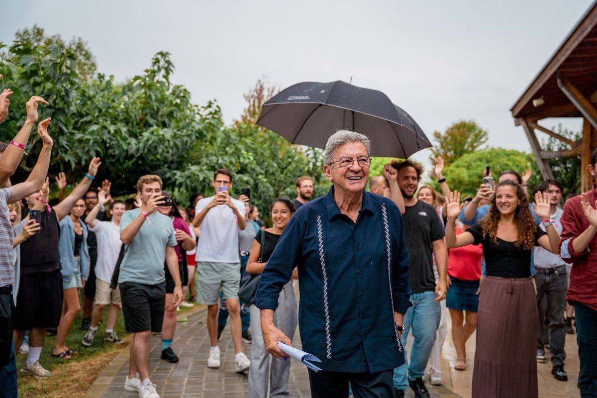 JFIAmiens80's tweet photo. C’était les amfis jeunes 2025 !☀️✊
Des centaines de jeunes de toute la France réunis pour affronter les combats politiques de la rentrée ! https://t.co/mwstCjI5YO