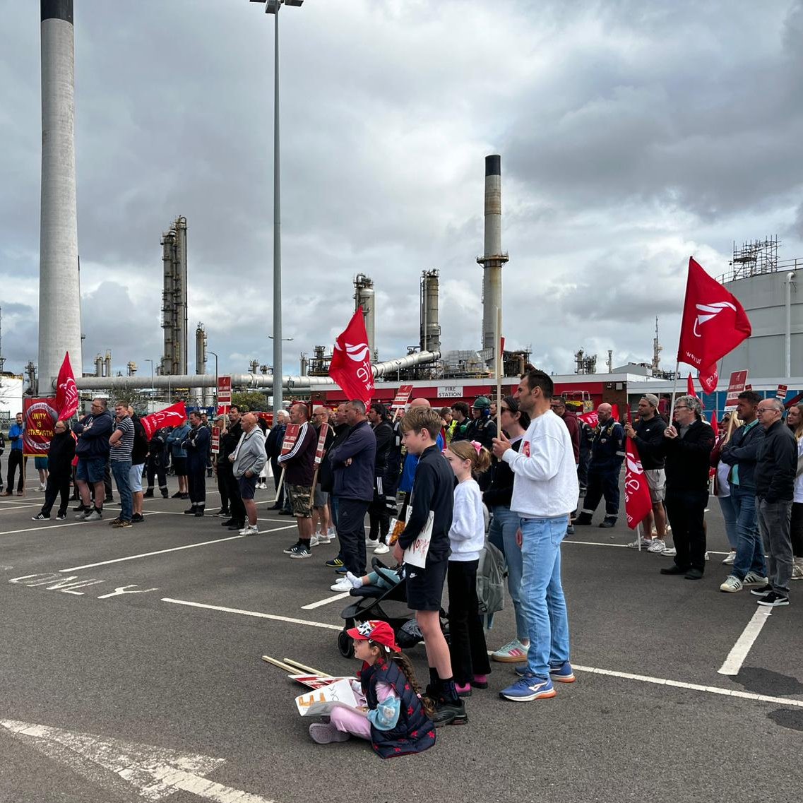 UniteSharon's tweet photo. Over a thousand workers rely on the future of the oil refinery; their jobs are now at immediate risk, through no fault of their own. The government must step up and #SaveLOR