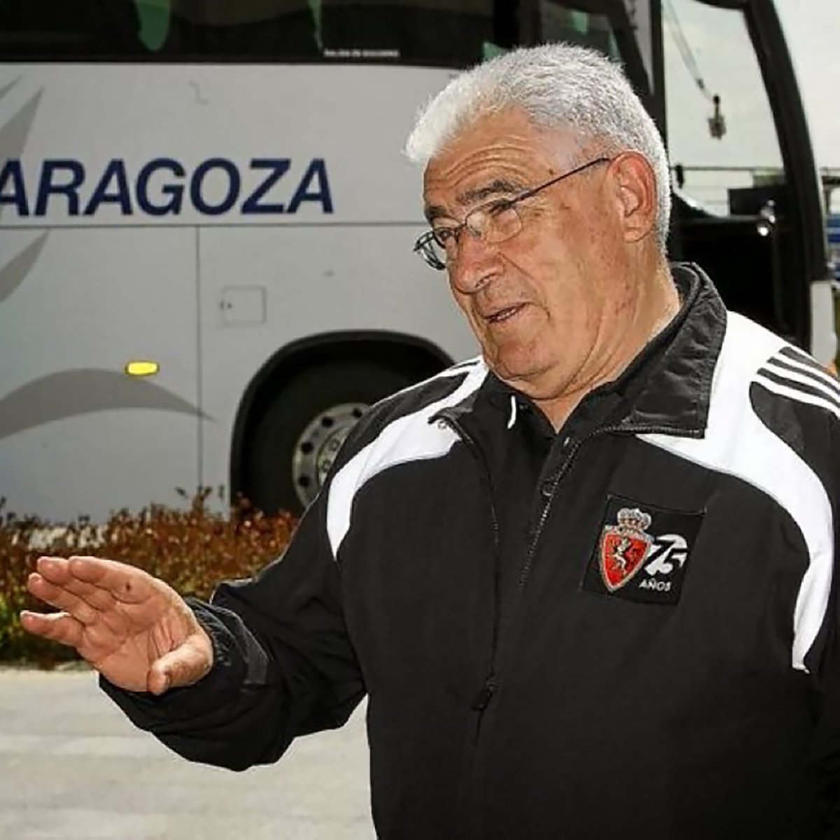 RealZaragoza's tweet photo. 🏅 El Real Zaragoza entregará la insignia de oro a Manolo Villanova durante el descanso del partido frente al FC Andorra

👏🏼 La entidad agradecerá ante nuestra gente la labor del guardameta y posterior entrenador del club en la historia zaragocista