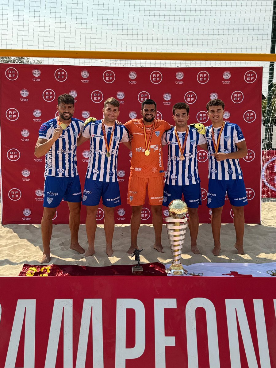 🏆🥳 | ¡Cinco jugadores de la Región de Murcia conquistan la #CopaFederación de fútbol playa 2025 con #EnPieMálaga 👏!

🤩 El pasado domingo se proclamaron campeones de liga en Primera División, hoy han logrado la Copa Federación, y el próximo sábado lucharán por levantar la