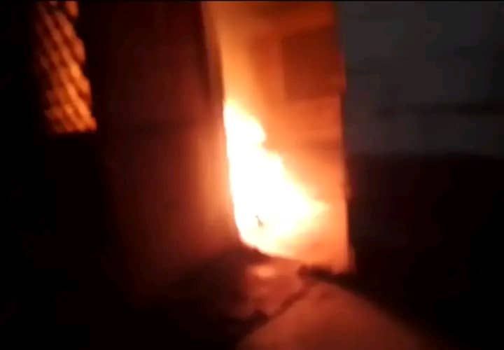 Last night, August 20, 2025, St. Peter Claver’s Catholic Primary School in Muyuka was set ablaze in an attack reflecting the persistent insecurity in Cameroon’s Anglophone regions. The burning occurred after a fringe group of separatists reiterated calls for school boycotts. No