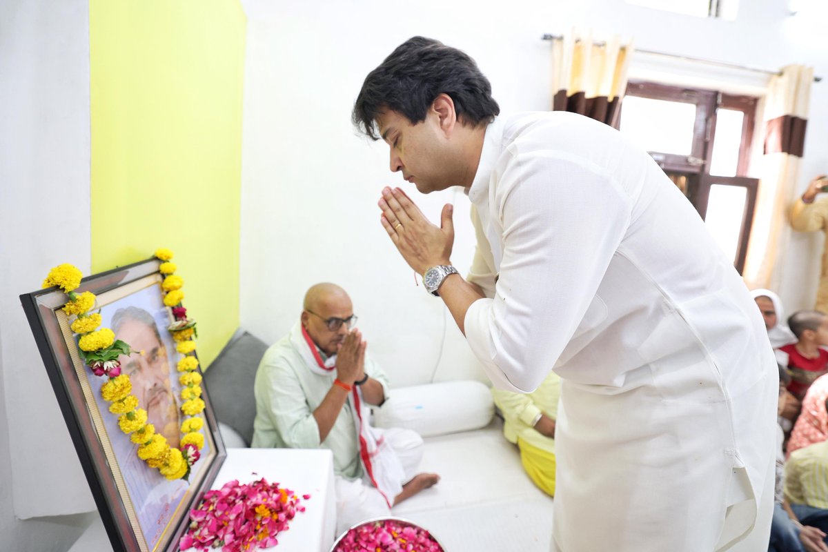 Office Of JM Scindia (@officejmscindia) on Twitter photo केंद्रीय मंत्री श्री <a href="/JM_Scindia/">Jyotiraditya M. Scindia</a> जी ने ग्वालियर में श्री मनीष उपाध्याय जी के पूज्य पिताजी के निधन पर उनके निवास पहुँचकर श्रद्धांजलि अर्पित की तथा शोकाकुल परिवार से मिलकर अपनी संवेदनाएँ व्यक्त कीं। केंद्रीय मंत्री श्री <a href="/JM_Scindia/">Jyotiraditya M. Scindia</a> जी ने ग्वालियर में श्री मनीष उपाध्याय जी के पूज्य पिताजी के निधन पर उनके निवास पहुँचकर श्रद्धांजलि अर्पित की तथा शोकाकुल परिवार से मिलकर अपनी संवेदनाएँ व्यक्त कीं।