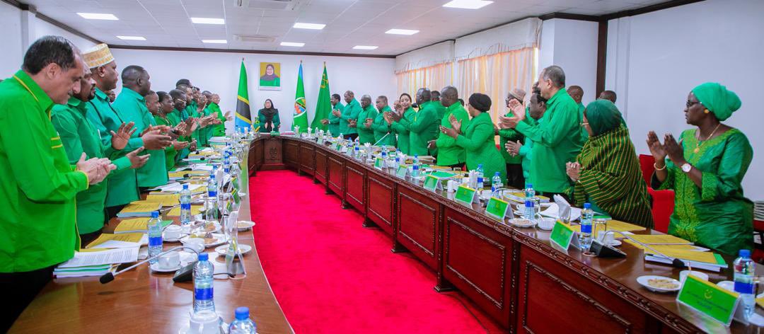 SuluhuSamia's tweet photo. Mapema leo jijini Dodoma, nilipoongoza Kikao cha Kamati Kuu ya Halmashauri Kuu ya Chama Cha Mapinduzi (CCM) Taifa. 

Vikao hivi ni sehemu ya maandalizi ya mwisho ya chama kupata Wagombea Ubunge wa Bunge la Jamhuri ya Muungano wa Tanzania, Wabunge wa Viti Maalum, Wajumbe wa Baraza la Wawakilishi Zanzibar na Wajumbe wa Baraza la Wawakilishi Viti Maalum; kabla ya uteuzi wa mwisho utakaofanywa na Tume Huru ya Taifa ya Uchaguzi (INEC) pamoja na Tume ya Uchaguzi Zanzibar (ZEC), na kisha kwenda kuomba ridhaa ya wananchi kwa Kampeni za Uchaguzi Mkuu 2025.