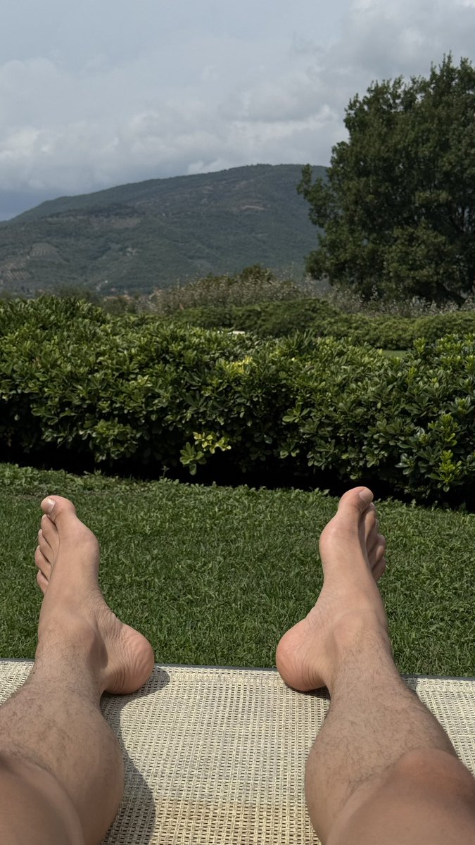 Another day at the pool, getting tanned
#pool #muscle #feet #feetworshi̇p #gay #nike
