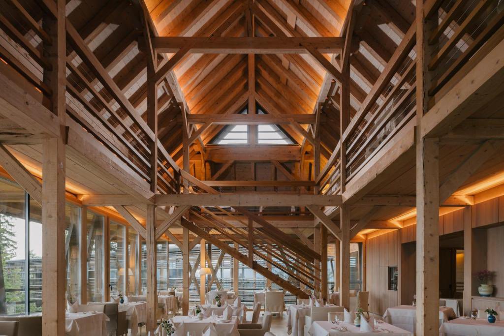 Michael Demanega (@demanegamichael) on Twitter photo <a href="/WalchFabian/">Fabian Walch</a> Es ist schwierig. Nehmen wir das Vigilius Hotel von Matteo Thun. Der eine Teil ist sehr traditionalistisch, der andere Teil ökologisch modernistisch. Faszinierend wäre es ja, die beiden zu einem einzigen Körper zu vereinen. Im Hotelbau finden wir - aus Gründen - am ehesten die <a href="/WalchFabian/">Fabian Walch</a> Es ist schwierig. Nehmen wir das Vigilius Hotel von Matteo Thun. Der eine Teil ist sehr traditionalistisch, der andere Teil ökologisch modernistisch. Faszinierend wäre es ja, die beiden zu einem einzigen Körper zu vereinen. Im Hotelbau finden wir - aus Gründen - am ehesten die