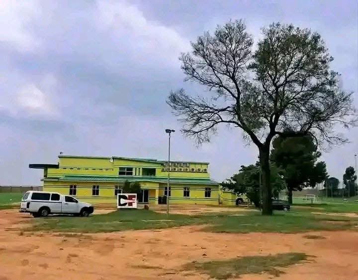 "I was ok in the beginning, but after I saw Themba Zwane, Onyango and Lebusa fight for a tree 🌳  to park their cars I decided I'm leaving after club world cup." 

Lucas Rebiero in his FIFA appeal letter asking to be released by Sundowns.