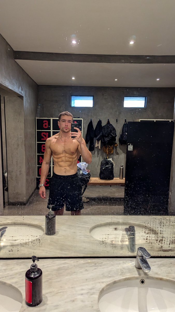 Day 76 of building a six-figure app portfolio in public:

Stats:
- Paid users: 5
- ARR: $374

Today:
- New paid user LFG

Organic is getting consistent users, just need to scale and go viral. Moved to Bali, forgot how much I missed this place. Have my first 1:1 Muay Thai session