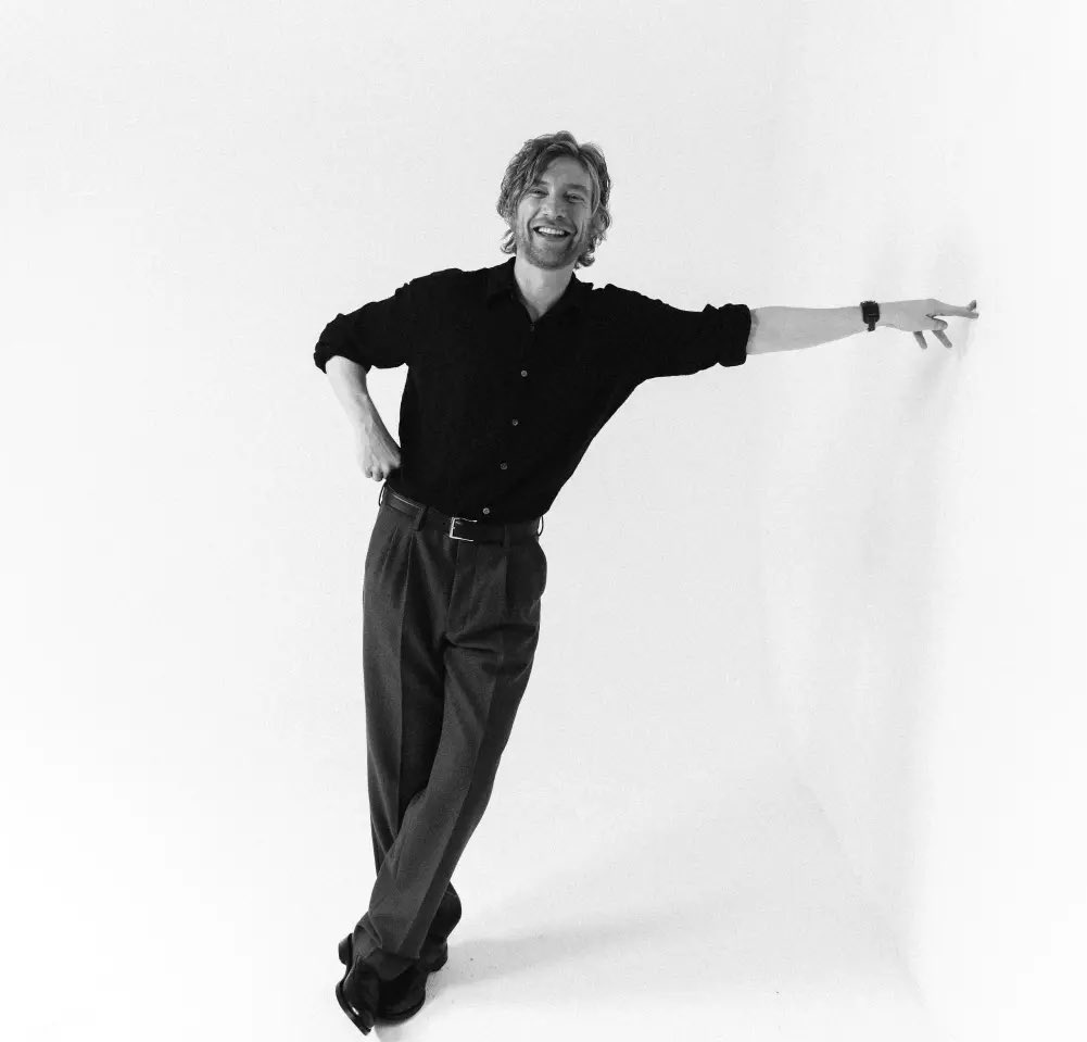 DomhnallGHaven's tweet photo. NEW incredible photoshoot for the Los Angeles Times!! 😍

In colour and in black and white, Domhnall Gleeson looks really grand! 

📸 Jennifer McCord https://t.co/NJQTge9i5H
