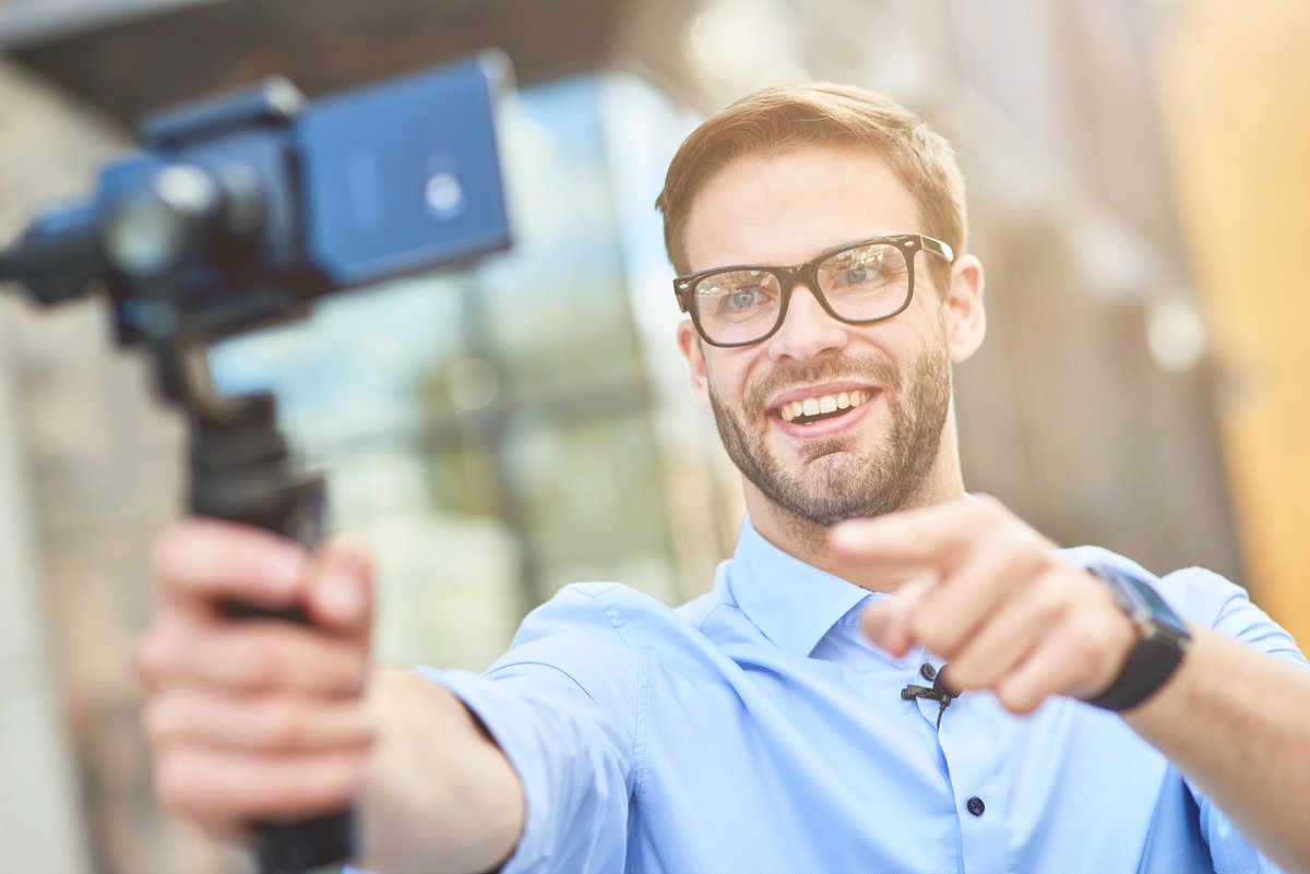 📱 Geen filmstudio nodig,  jouw smartphone is genoeg!
Met de juiste handvatten maak je professionele video’s, gewoon vandaag nog.
Onze Online Smartphone Video Training geeft je die boost om meteen te starten.
Klaar voor actie? 👉 newmediabrains.com/online-smartph…
