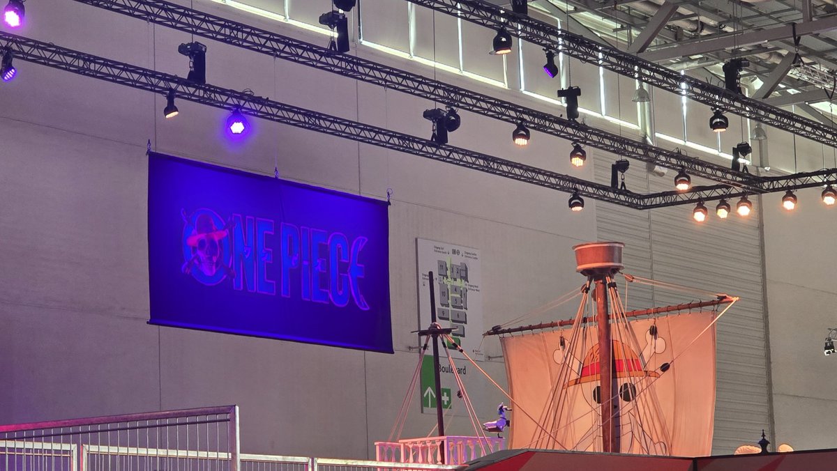 خدایی امسال نتفلیکس خیلی حال داد، به خصوص خوردنی‌های رایگان 😀
هات‌داگ، انواع نوشیدنی خنک، بستی و چیزهای دیگه شیرینی و شکلات