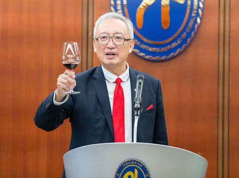 MOFA_Taiwan's tweet photo. Dep. Minister Wu welcomed a delegation of parliamentary staff from 7 European countries & @Europarl_EN under the #EVIP visit #Taiwan🇹🇼 program. Their trip reflects the growing momentum of parliamentary diplomacy with #Europe & our shared engagement in democratic exchange. https://t.co/Sw3bUCe5OB