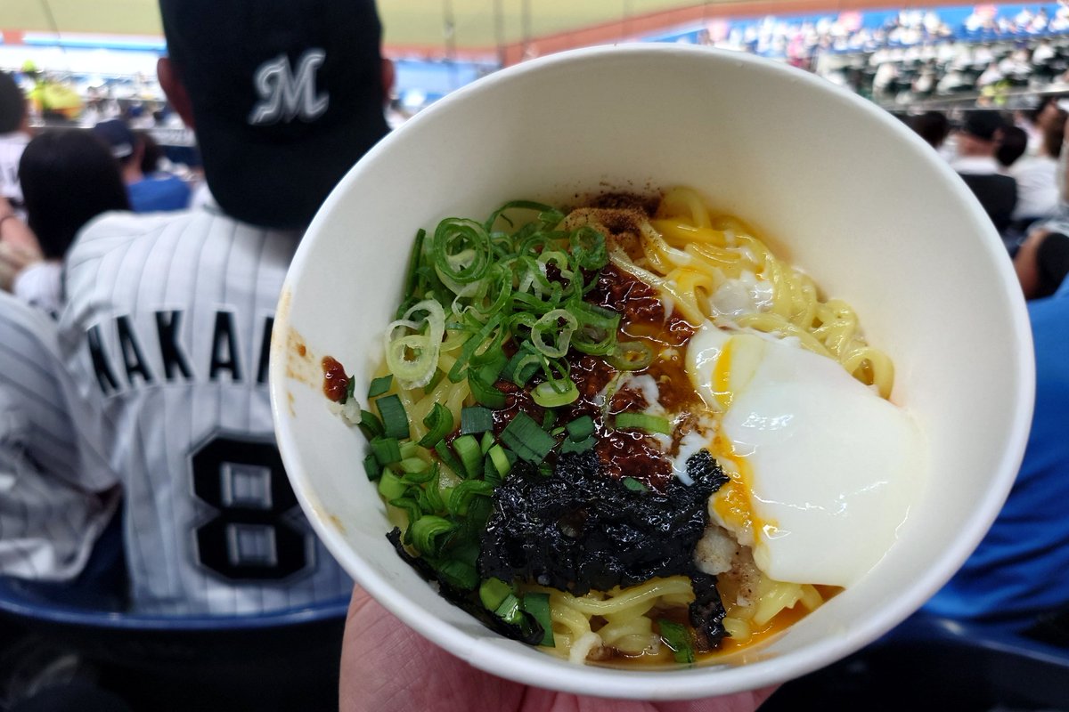 roll_hack's tweet image. 本日の球場メシ。
千客万来の横山の台湾まぜそばとザクチキポテト
#chibalotte 
#RakutenEagles