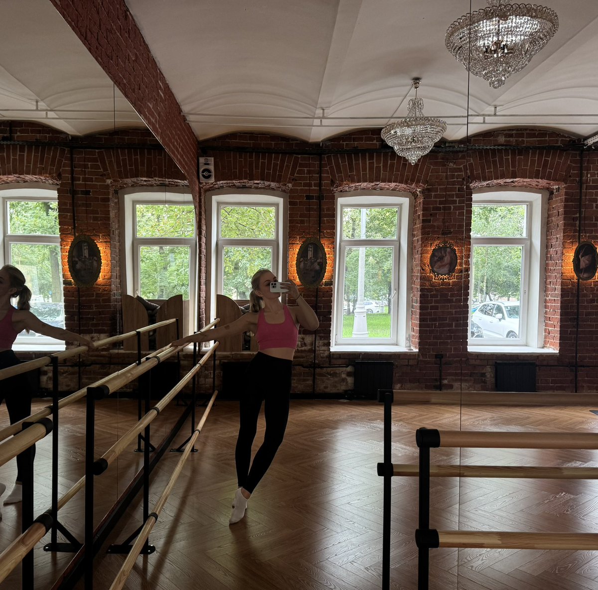 йобаный рот в какой же красивой студии занимаюсь. просто посмотрите