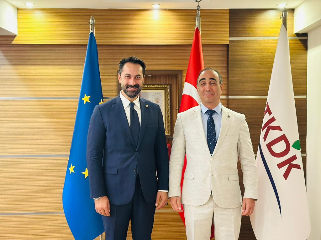 Manisa TKDK İl Koordinatörümüz Murat Akın’ı makamında ziyaret ettim.

Manisa’mızın tarım ve kırsal kalkınma potansiyelini en iyi şekilde değerlendirmek, üreticimizin elini güçlendirmek ve şehrimizi tarımda daha ileri noktalara taşımak için TKDK’nın projeleri büyük önem taşıyor.