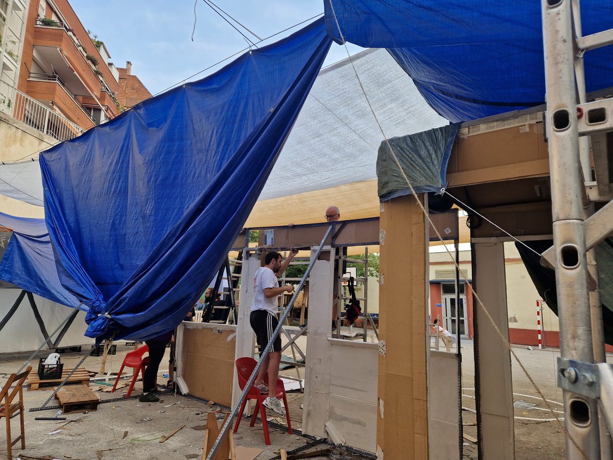 Les comissions de la #FestaMajor de #Sants surten al carrer amb comptagotes davant les previsions de pluja.
Des de dimarts les onze comissions de festes de Sants ja han pogut tallar els carrers per començar a muntar-hi els decorats.🎉

📰Notícia📸👉el3.cat/noticia/102772…