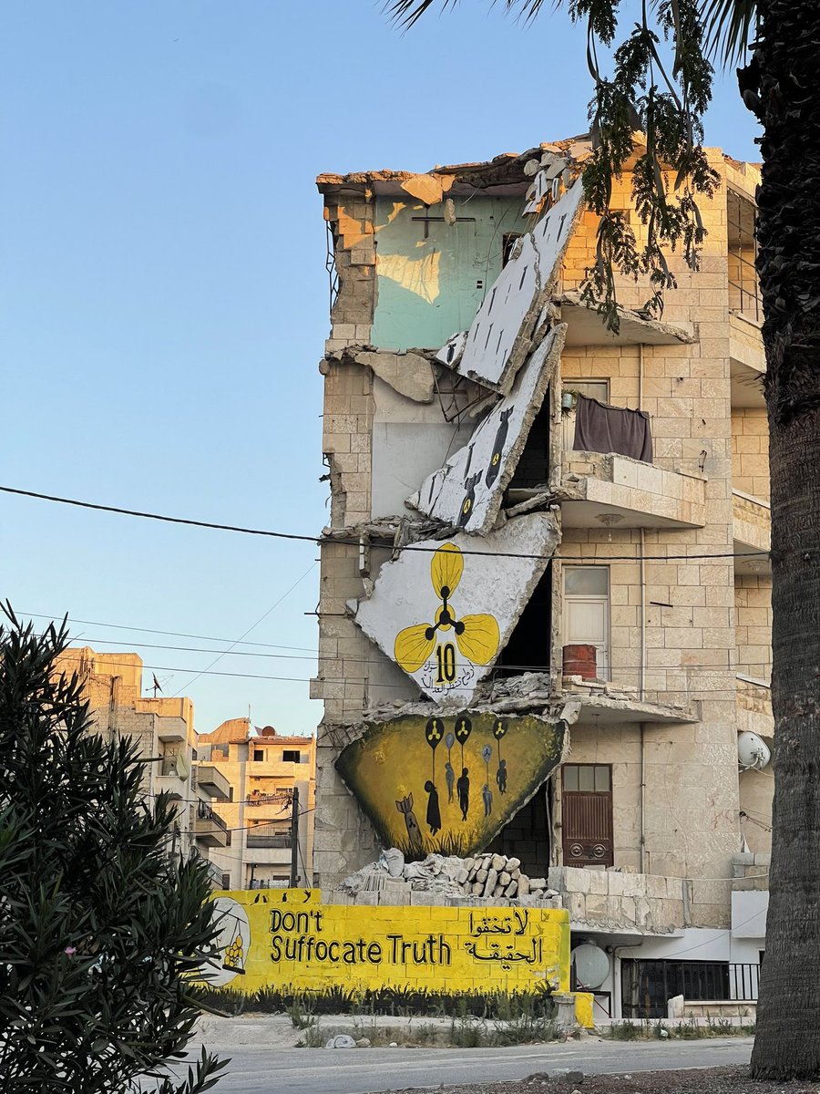 DiscoverSyria1's tweet photo. 21 Ağustos 2013'te Guta'ya düzenlenen kimyasal saldırının 10. yıl dönümünü anan İdlib'de yıkılmış bir bina

Allah şehitlerimize rahmet eylesin... https://t.co/dmHykIlz6H
