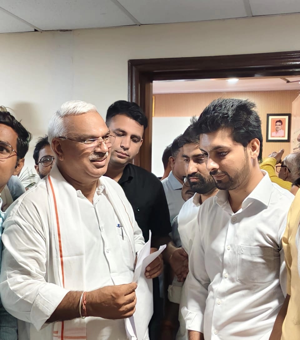 गत दिवस शासन सचिवालय में LDC भर्ती 2024 के अंतिम परिणाम को यथासमय जारी करने को लेकर गृह राज्य मंत्री जवाहर सिंह जी बेढम से मुलाकात की।
मंत्री महोदय ने पूर्णरूपेण आश्वस्त किया की परिणाम जारी करने की दिशा में आवश्यक कार्यवाही की जा रही है।🙏🏻
<a href="/LDCsangh/">LDC संघ Result आंदोलन</a> <a href="/vjjangid09/">vijay jangid</a> <a href="/damodar9785/">Damodar saini</a>