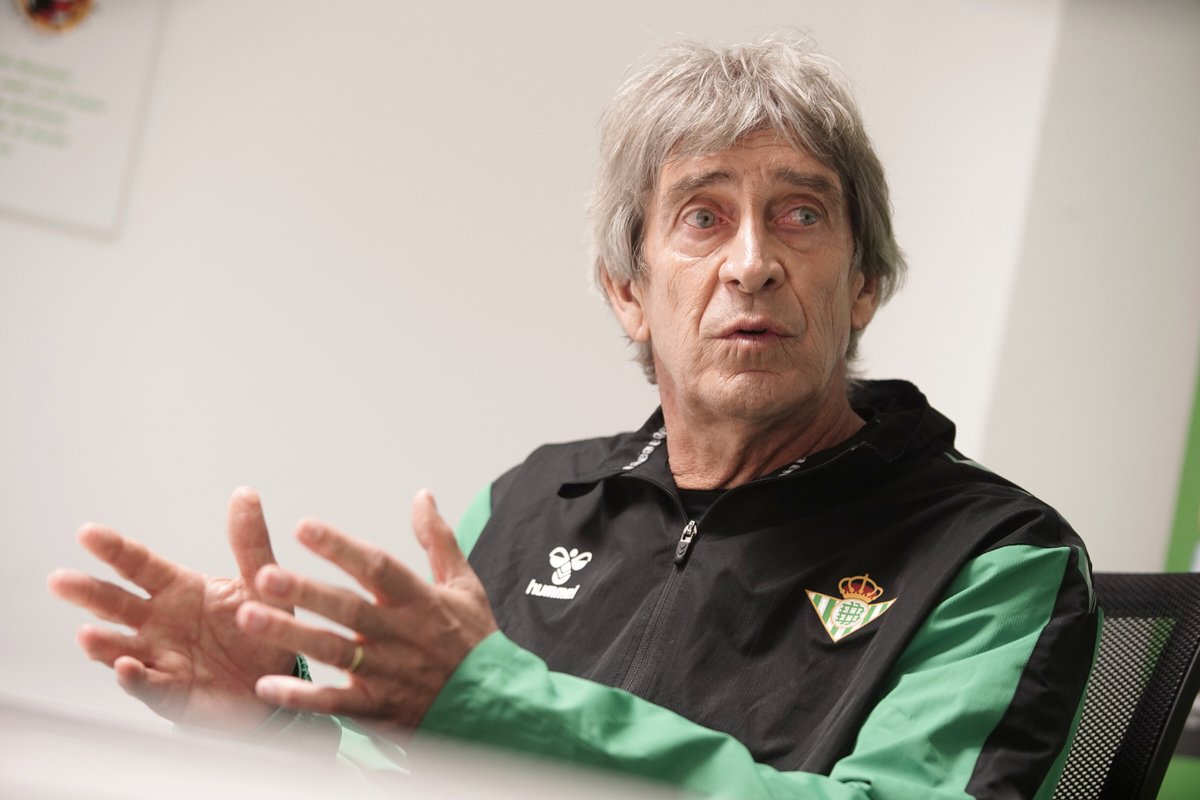 solofichajes123 (@solofichajes123) on Twitter photo 🗣️Manuel Pellegrini, entrenador del <a href="/RealBetis/">Real Betis Balompié 🌴💚</a>: "Es una aberración para la competición jugar tres semanas con el mercado abierto" 🗣️Manuel Pellegrini, entrenador del <a href="/RealBetis/">Real Betis Balompié 🌴💚</a>: "Es una aberración para la competición jugar tres semanas con el mercado abierto"