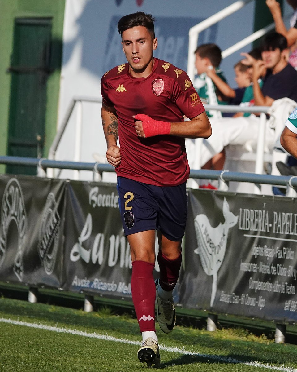Ayer un aspersor empezó a funcionar con los jugadores a punto de salir al terreno de juego, me cogió desprevenido. El chorro de agua era grande y en ese momento un jugador del <a href="/PontevedraCFSAD/">Pontevedra CF 🦴</a> me cubrió con su cuerpo para que las cámaras no se mojaran. Gracias públicamente