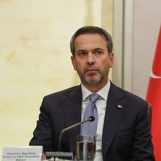 Enerji ve Tabii Kaynaklar Bakanı Alparslan Bayraktar:

"Şu anda Türkiye’de 4 milyon hane, yerli ve milli doğal gazımızı kullanıyor. 2028 hedefimiz, bunu 4 katına çıkararak yerli gazımızı 16 milyon haneye ulaştırmak."