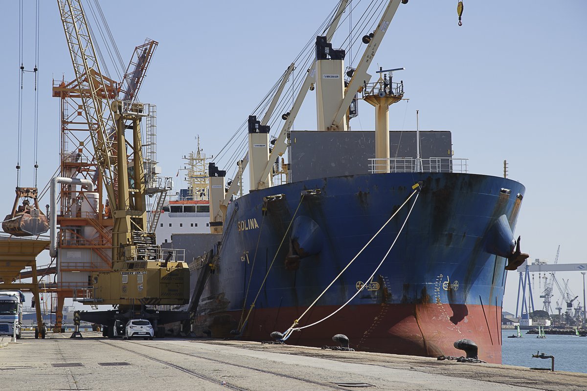 puertodecadiz's tweet photo. Fotografías del buque mercante SOLINA del cual se está descargando de trigo.
Dársena de Zona Franca, Puerto de #Cádiz #portsofspain
#bulkcarrier #shipimages #maritimetransport https://t.co/Craze4luOS