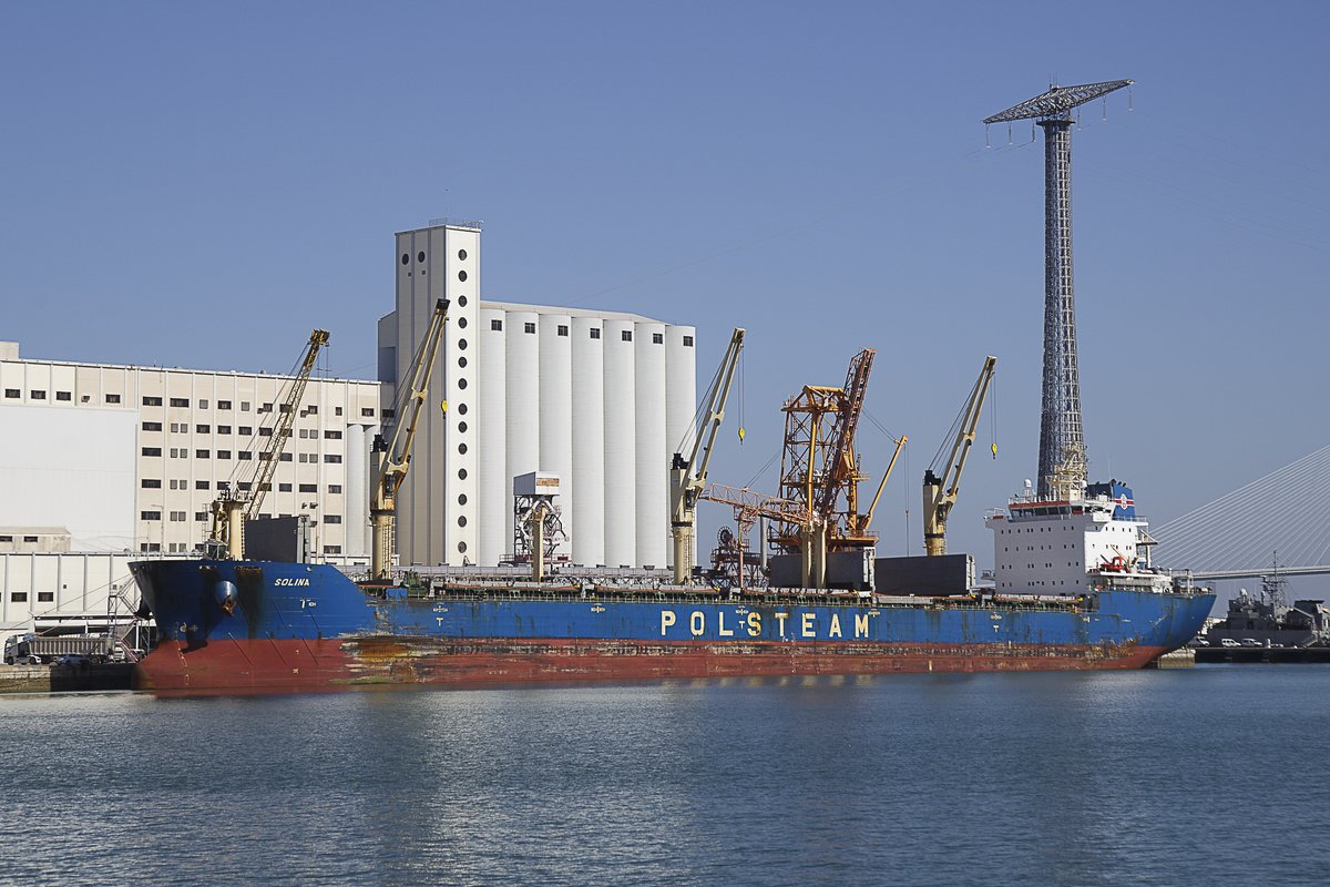 puertodecadiz's tweet photo. Fotografías del buque mercante SOLINA del cual se está descargando de trigo.
Dársena de Zona Franca, Puerto de #Cádiz #portsofspain
#bulkcarrier #shipimages #maritimetransport https://t.co/Craze4luOS