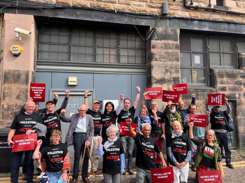 🚩Ken Loach, Filistin Eylemi’nin ‘terör örgütü’ ilan edilmesini protesto etti

🇵🇸 İki kez Altın Palmiye ödülü kazanan İngiliz yönetmen, bu kararı “yasal bir canavarlık” olarak nitelendirdi

💬“Savaş silahlarının üretilmesini veya kullanılmasını önlemek, teröristlik değil, terörle