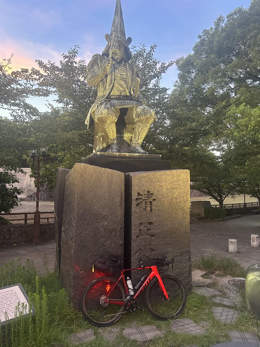 unkoman69's tweet photo. 想像していたより熊本城���巨大だった😅

これで6日間に渡る東京からのライドは一旦終了です。

正直なところ実力不足を痛感してばかりではありますが、今後も貧脚なりに頑張っていこうと思います。 https://t.co/kkTk51FRqU