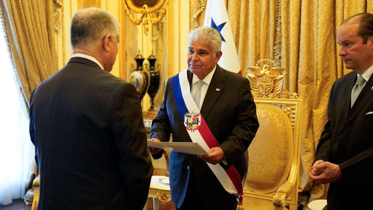 Saul Gallardo (@saulgallardo07) on Twitter photo El presidente <a href="/JoseRaulMulino/">José Raúl Mulino</a> y el canciller <a href="/javierachapma/">Javier Martínez-Acha Vásquez</a> reciben las cartas credenciales de dos embajadores residentes en Panamá:
🇮🇱 Mattanya Aharon Cohen - Israel
🇧🇷 João Mendes Pereira – Brasil
#ConPasoFirme🇵🇦 El presidente <a href="/JoseRaulMulino/">José Raúl Mulino</a> y el canciller <a href="/javierachapma/">Javier Martínez-Acha Vásquez</a> reciben las cartas credenciales de dos embajadores residentes en Panamá:
🇮🇱 Mattanya Aharon Cohen - Israel
🇧🇷 João Mendes Pereira – Brasil
#ConPasoFirme🇵🇦