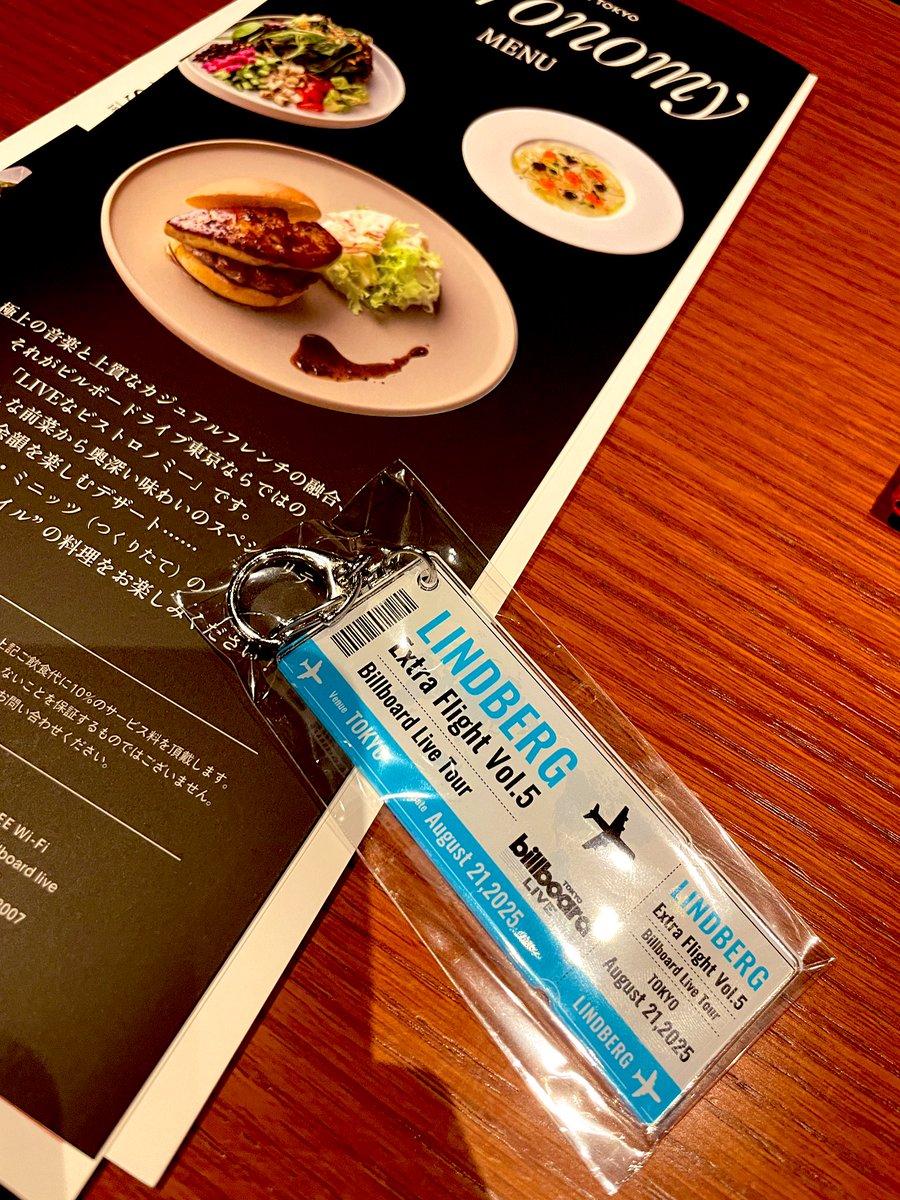 目の前〜💫
しかもおみやげつき〜💫💫

ビルボード、買うときはちょっと躊躇するお値段だけど、来た瞬間、ああ…完全に来て良かった…てなるんだよね、NOKKOのときもそうおもった！！

ライブハウスとまた違う大人の音楽の楽しみ方…🥰
もうすぐ渡瀬マキちゃんが目の前に…

#リンドバーグ