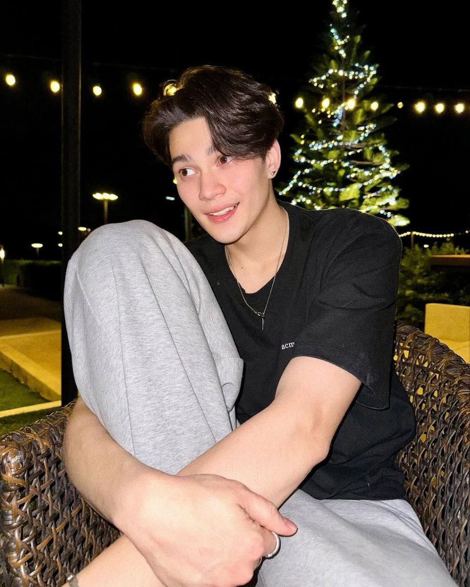 convyage's tweet photo. 𝓑lured 𝓵ines ; jamesmarc au.

“𝘐𝘵’𝘴 𝘤𝘰𝘮𝘱𝘭𝘪𝘤𝘢𝘵𝘦𝘥… 𝘯𝘦𝘪𝘵𝘩𝘦𝘳 𝘩𝘦𝘳𝘦 𝘯𝘰𝘳 ���𝘩𝘦𝘳𝘦, 𝘤𝘢𝘶𝘨𝘩𝘵 𝘪𝘯 𝘵𝘩𝘦 𝘭𝘪𝘯𝘦𝘴 𝘸𝘦 𝘳𝘦𝘧𝘶𝘴𝘦 𝘵𝘰 𝘥𝘳𝘢𝘸.”

writing by 𝒦alisa. https://t.co/obQrcZQgKO