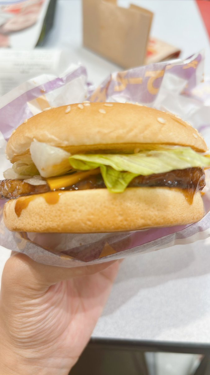 MAU_rhythm's tweet photo. 本日!チーチー🔥しました!
子どもはナゲット派なので
ダブチーとテリチー
2つとも私が食べましたよ!
罪深き〜2つなら〜!!!
#チーチー降臨
#McDonalds
#LUNASEA
#LUNACHEE
#チーチーROSIER
#シェイクtoシェイク
#CHEEE https://t.co/4EQJiMGpPC