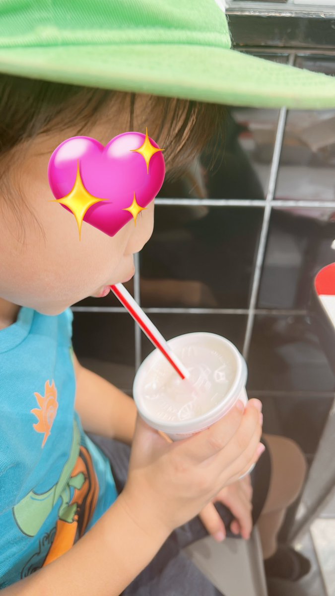 MAU_rhythm's tweet photo. 本日!チーチー🔥しました!
子どもはナゲット派なので
ダブチーとテリチー
2つとも私が食べましたよ!
罪深き〜2つなら〜!!!
#チーチー降臨
#McDonalds
#LUNASEA
#LUNACHEE
#チーチーROSIER
#シェイクtoシェイク
#CHEEE https://t.co/4EQJiMGpPC
